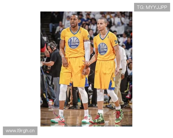 库里晒照追忆经典圣诞大战瞬间